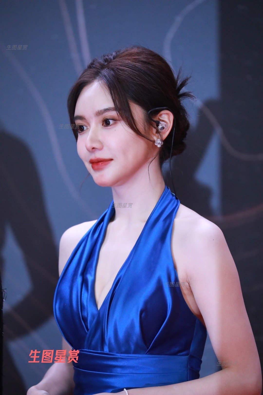 美娜主持星光大赏红毯，蓝色妖姬造型辣美🔷[送花花] ​​​