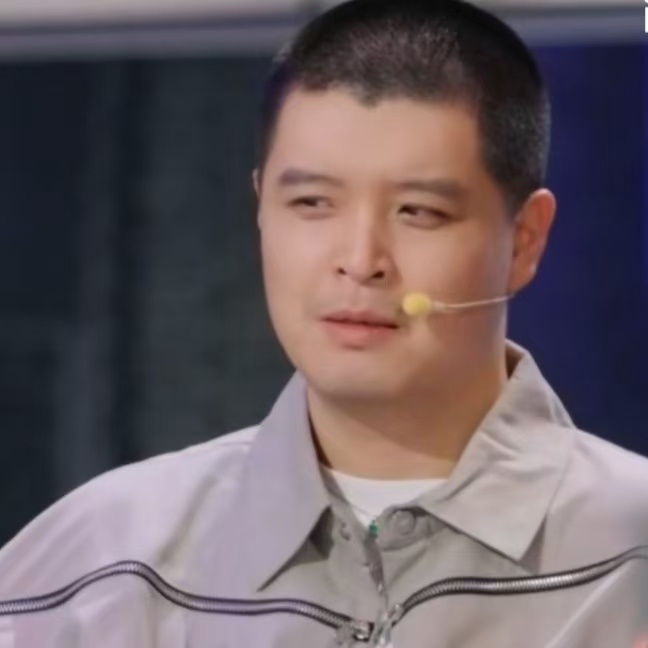 马頔背着李纯吃好的马頔边吃边赚钱李纯每天陪马頔吃减脂餐 马頔的工作状态很让人羡慕