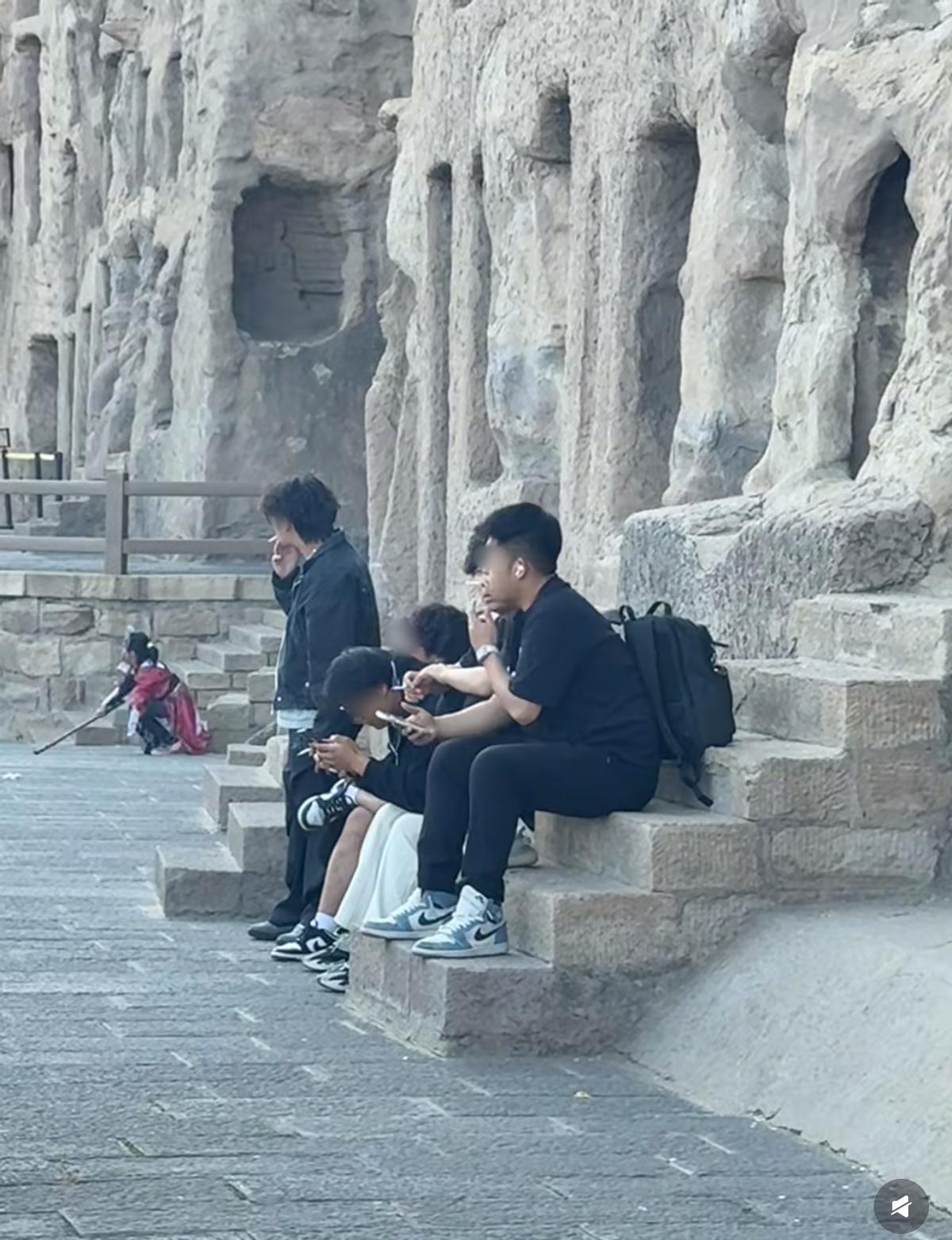 所有的烟民都沉默了，云冈石窟景区4个年轻人在角落里面抽烟的照片被传到网上，不仅很