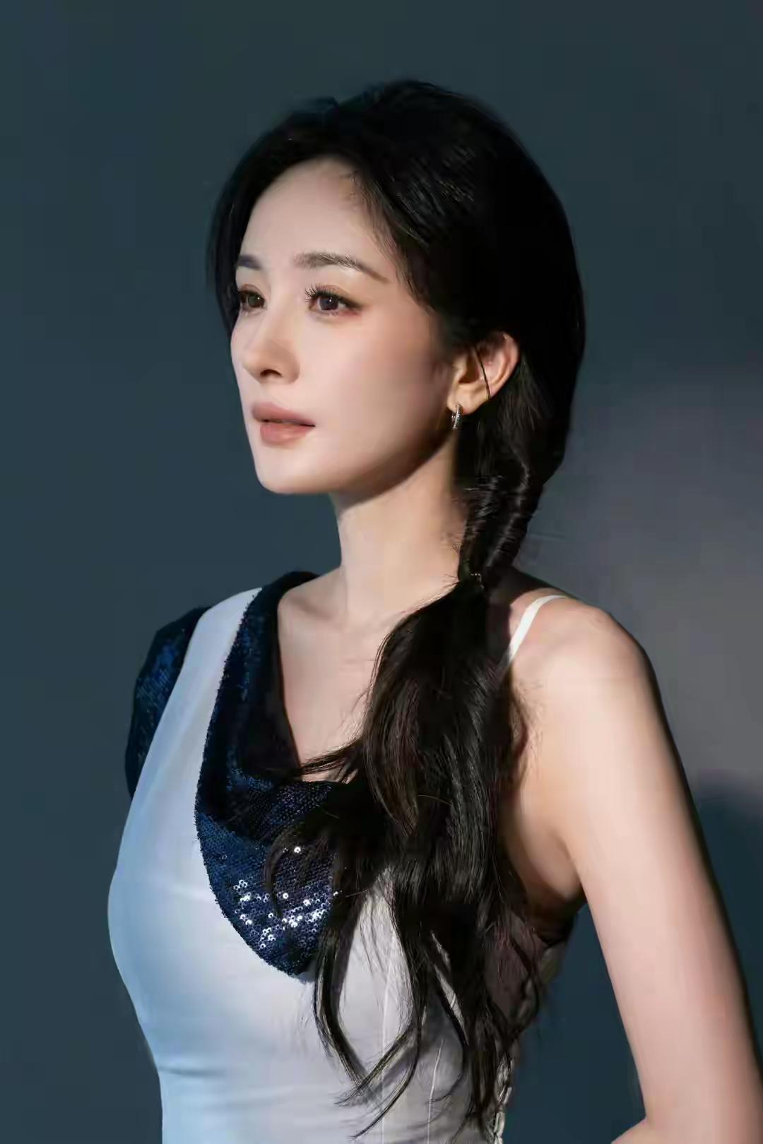 优雅黑发，闪耀蓝衣，气质女神，尽显魅力！💃✨玉米在你们那儿的方言叫什么 拍一张