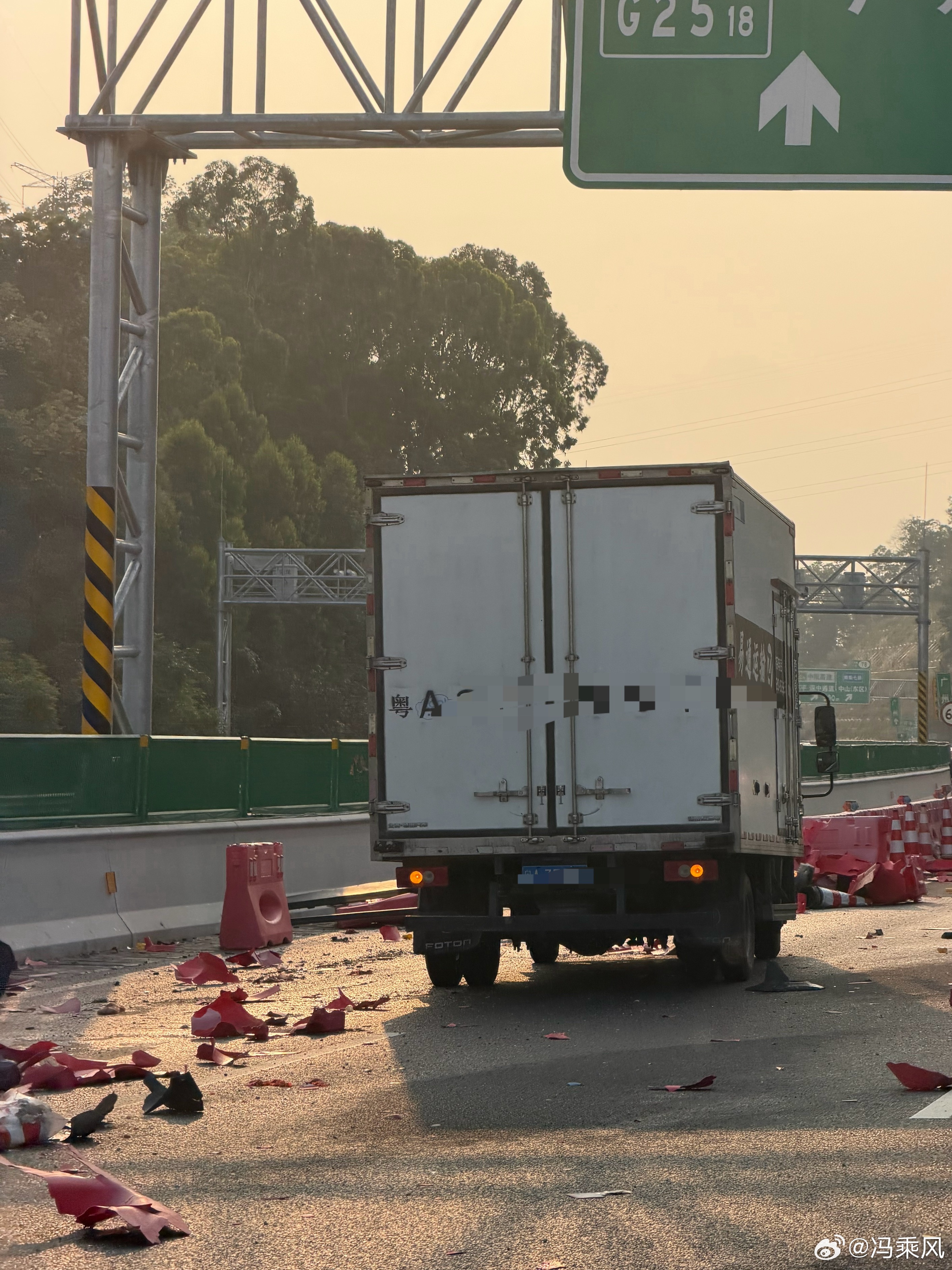 道路千万条，安全第一条。目睹事故现场。。。护栏撞稀碎。 中山·广澳高速