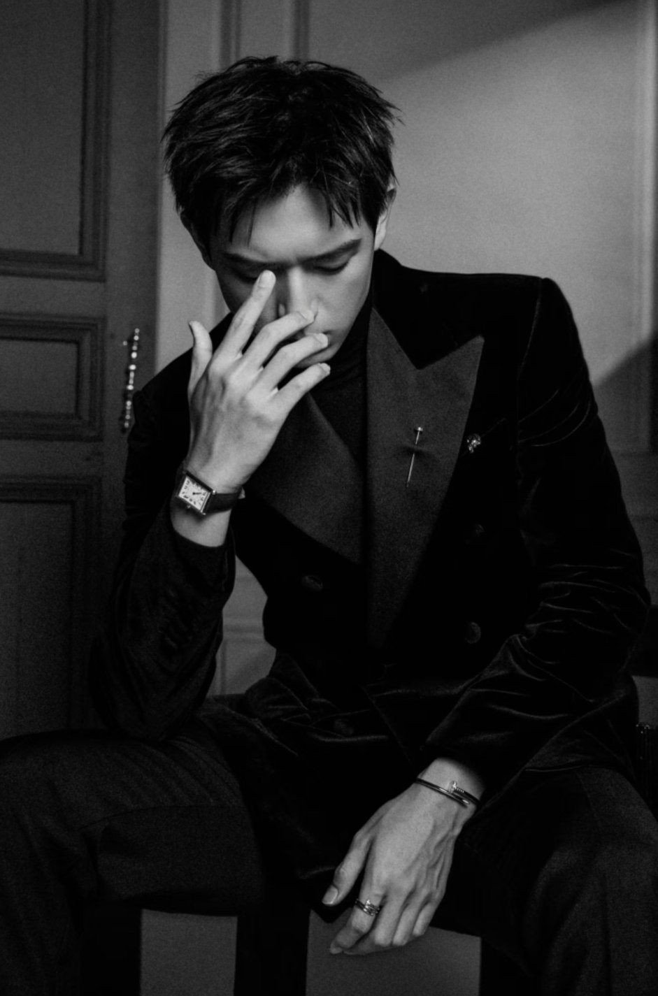 注意看这个男人叫小李（李现）。“今日份的小李…小李沉思…小李搓手…小李插兜…小李