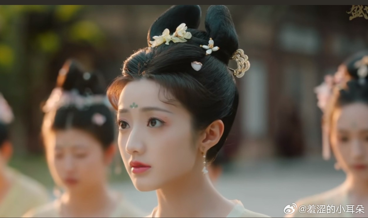 盛世天下不管主角还是配角，发型都梳的蛮好看的。 ​​​
