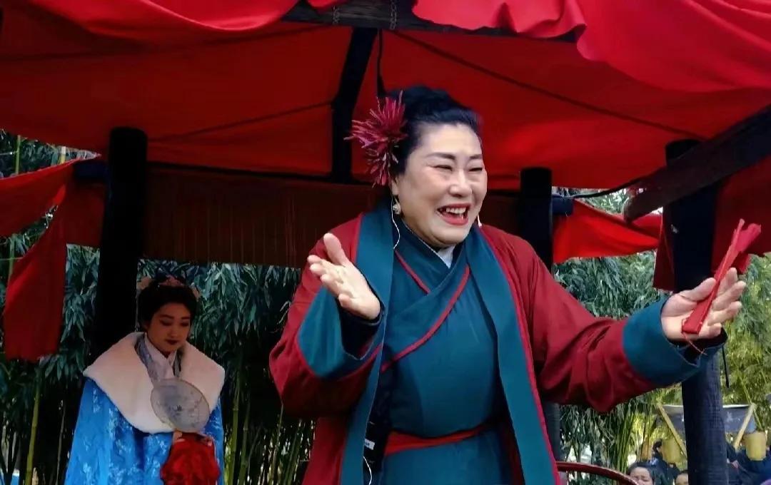 王婆竟然大有来头！

河南王婆说媒大火！原本以为这个王婆就是个普通的演员，主持人