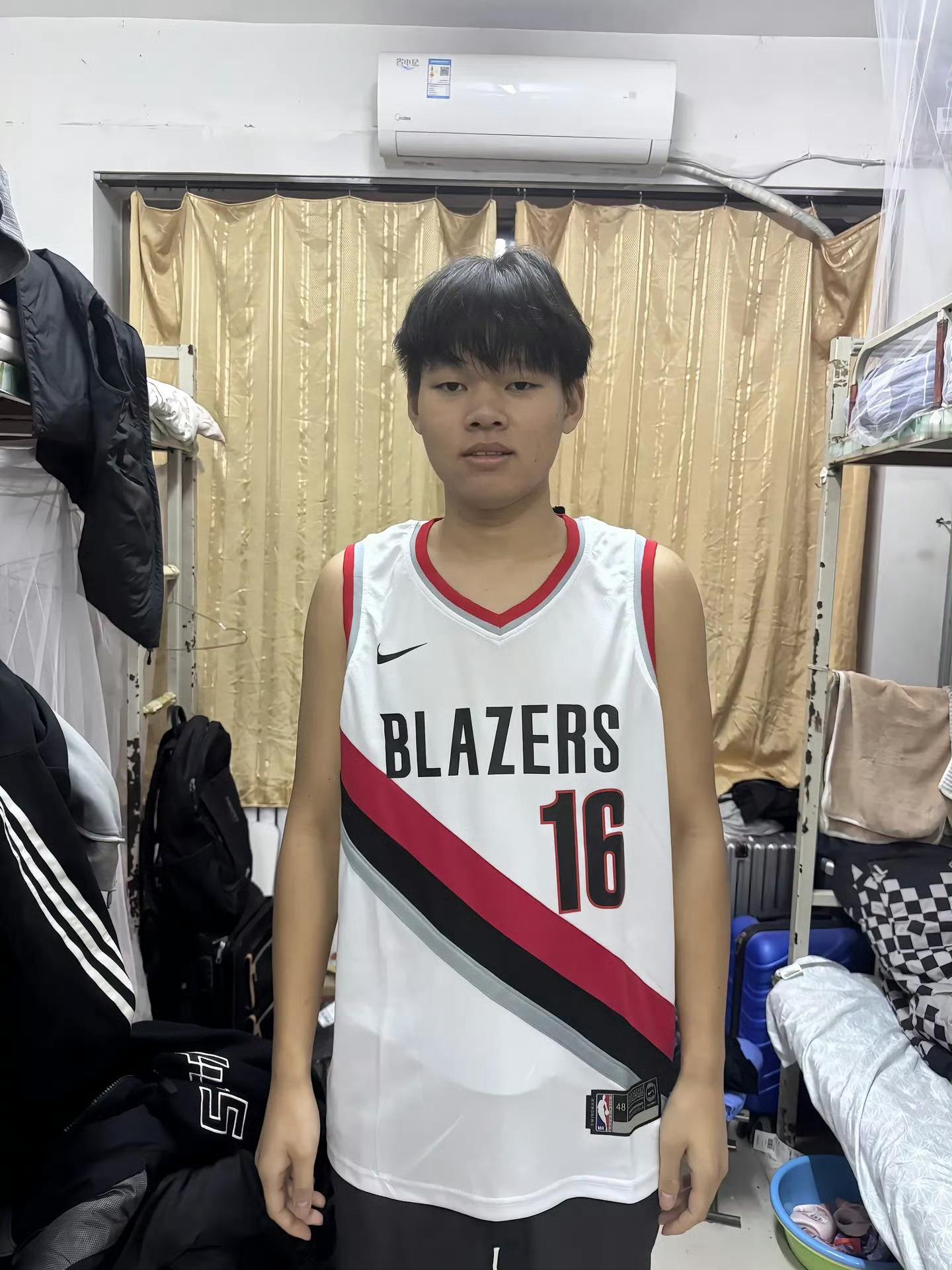 这位球迷也太像杨瀚森了吧！