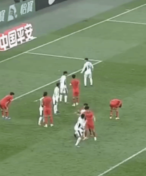 相互推搡中，一名中国球员到地……中国U23男足VS泰国U23男足比赛最后读秒阶段