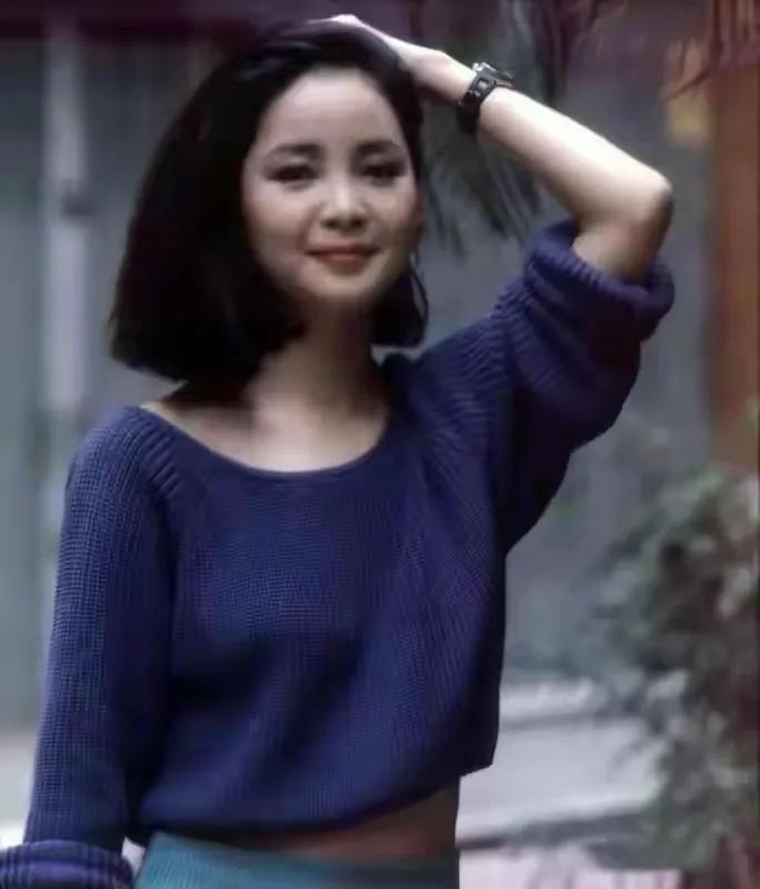 好友说：现场只有邓丽君，气息节奏控制的最好，咬字清晰，完全不是凡人级别。
最近王