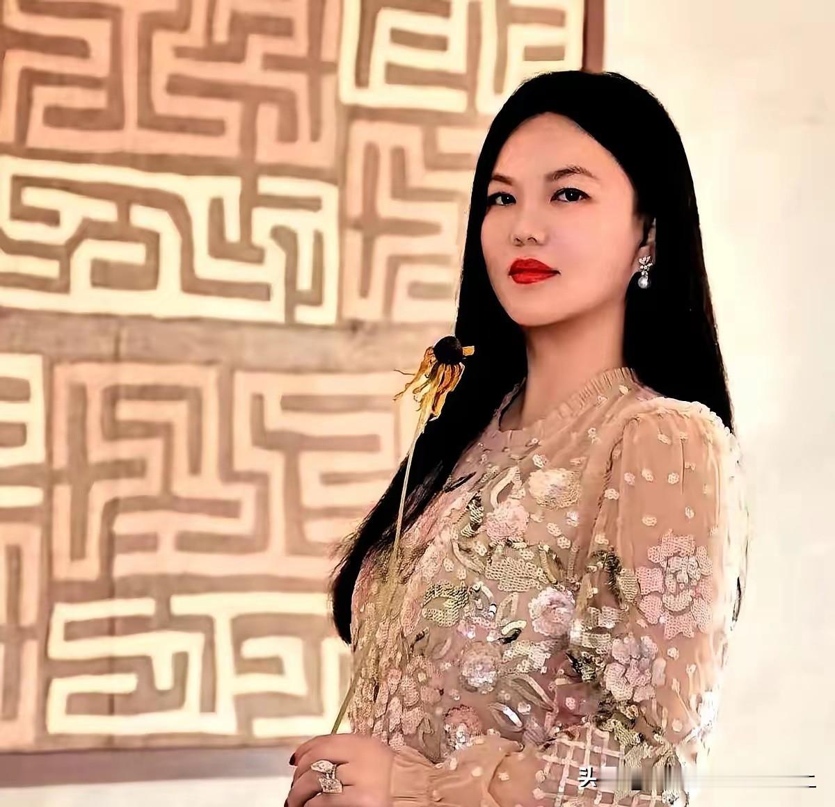 李湘被封无非就是两个可能，或者可能都有她现在本质上也不是啥明星了。
但是这里说一