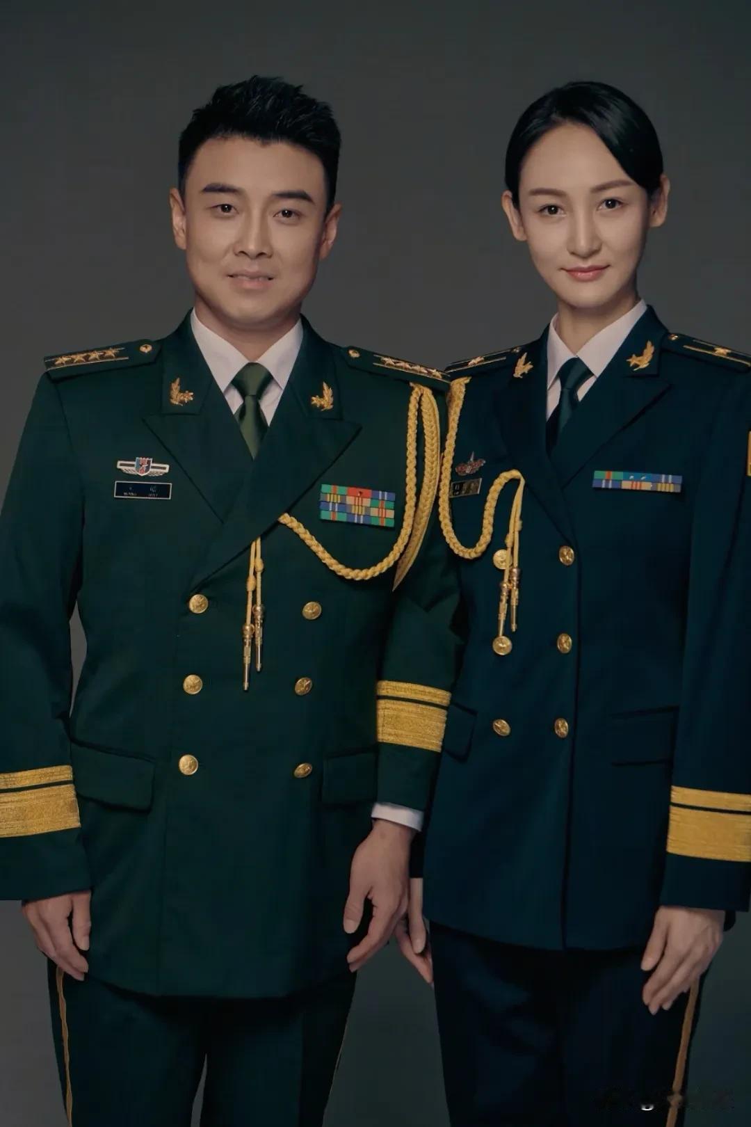 原来王皓的老婆也当过兵啊！8月1日，前乒乓球运动员王皓的老婆闫博雅在社交平台上分