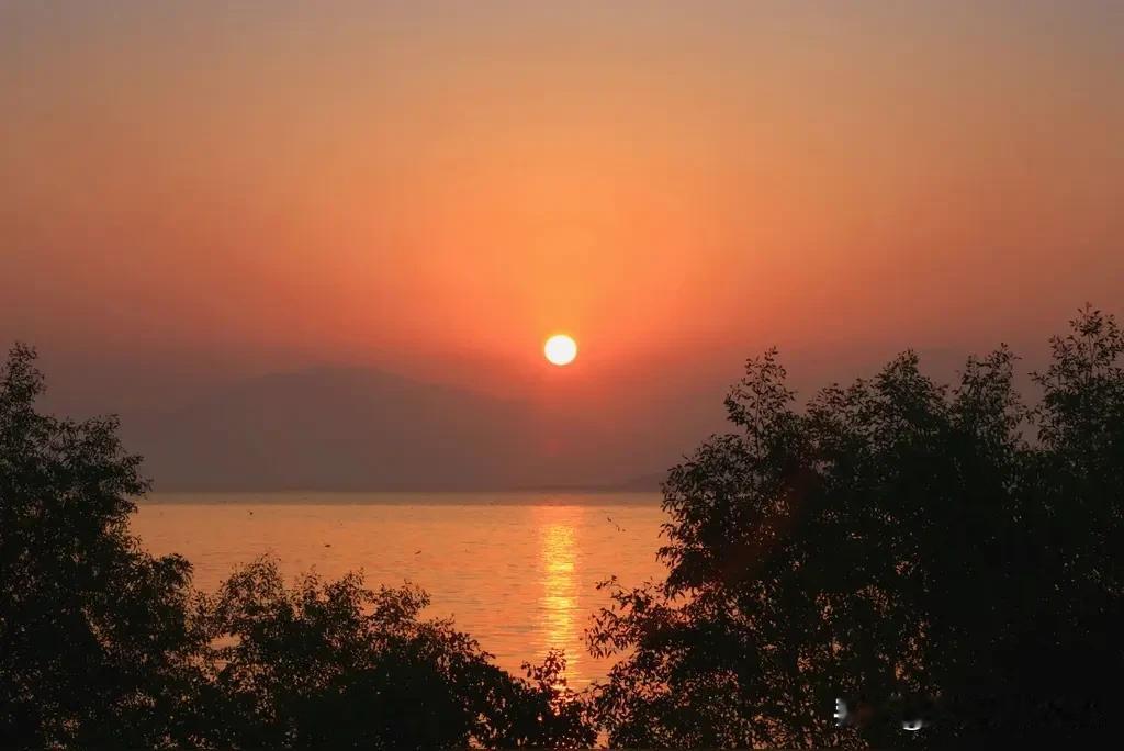 上联：晚霞挥笔画锦绣，诚邀对下联谢邀！[作揖]

上联：晚霞挥笔画锦绣，
下联：