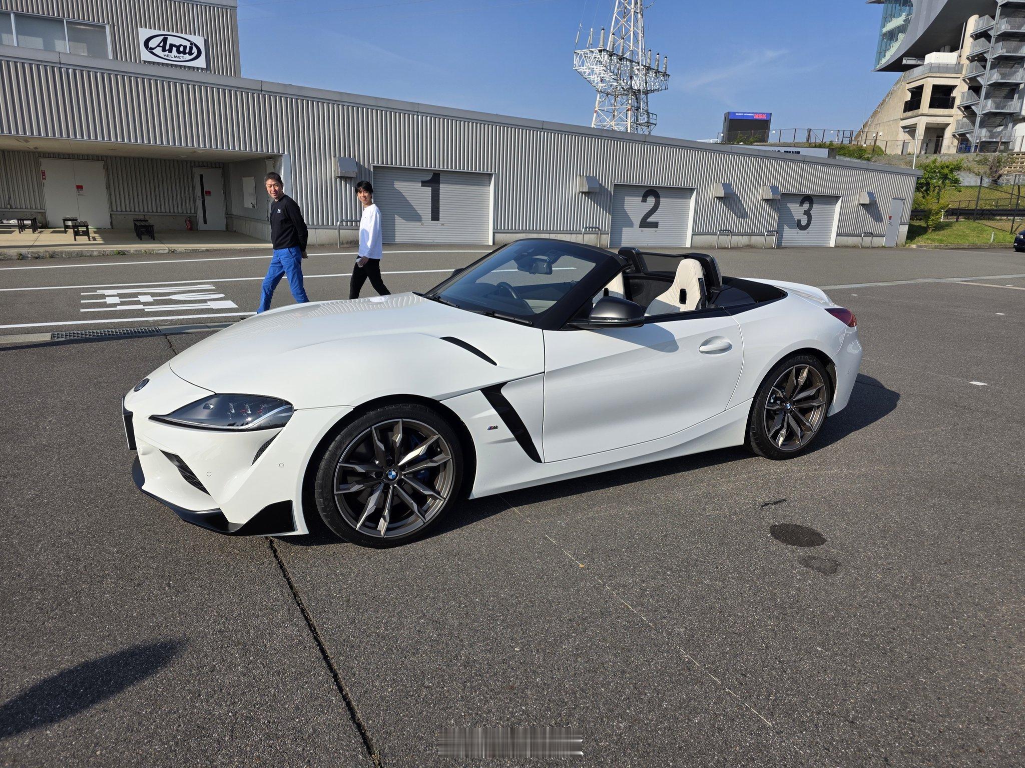 如果买了supra和z4两台车就可以同时拥有硬顶Z4和敞篷supra了…但我觉得