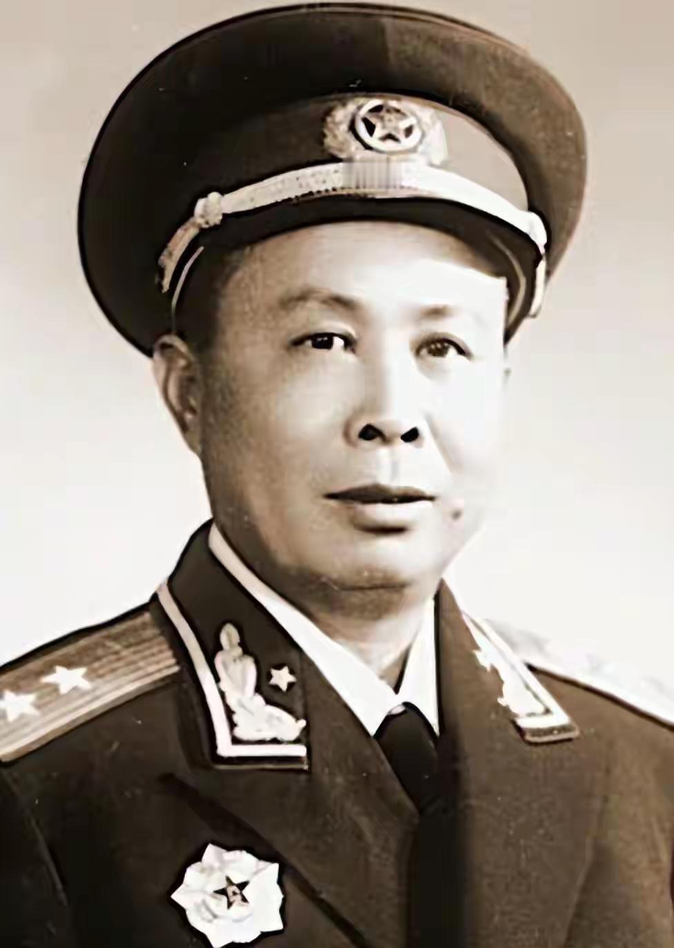 朱老总基本不问授衔的事，但却单独点出一人：他是不能不授中将的。

为啥朱德平时对