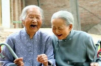 老伴儿一脚踏进老家大门，回来的时候脸上多了几分深思。那些农村里年过七旬的老人们，