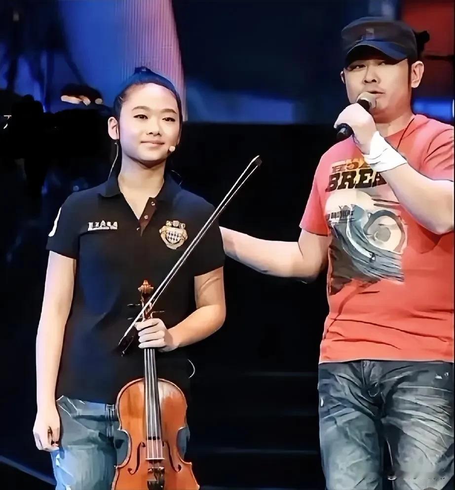 刀郎的小女儿吳月出落的婷婷玉立，长相似爸爸，苗龄少女，美丽，漂亮。#刀郎的小宝贝