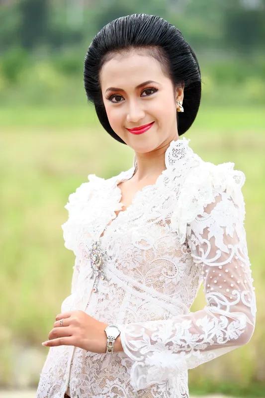 老挝穷是事实，几十块人民币就能吃大餐，高楼不过6层。但说去了就是富人有点夸张。在