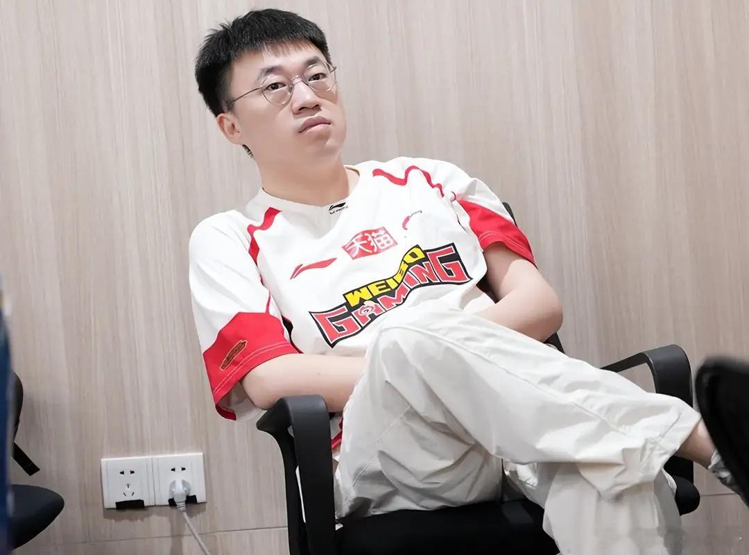 Theshy隔空喊话宙斯相约世界赛，卢本伟婚后首秀恩爱婚期将近LPL第三赛段激战