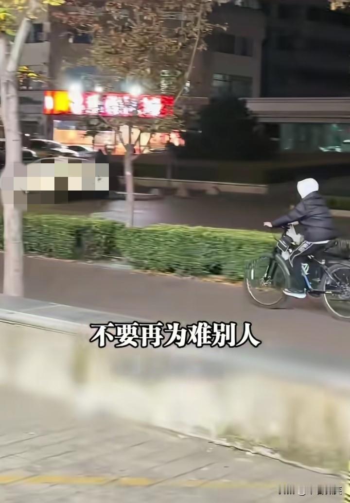 11月19日，山东潍坊一女子遛狗去便利店买水间隙，发现一小男孩在店门口拿着泡椒喂