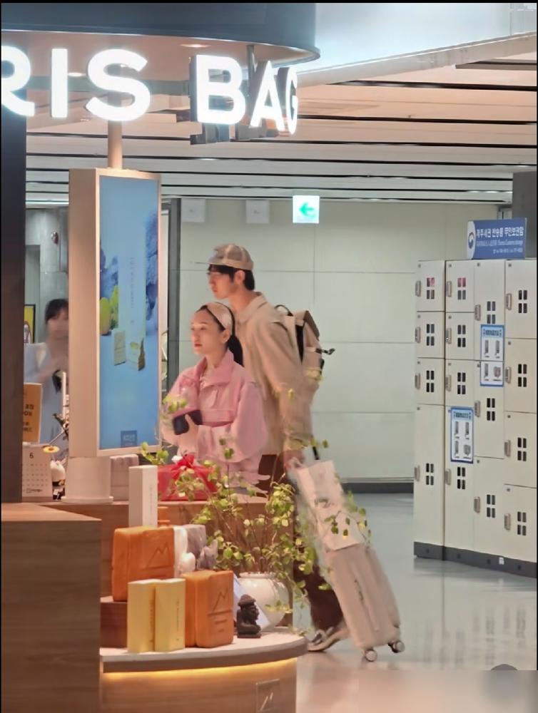 金莎和她的小男友，在济州岛被拍了。

素颜，疲惫，显老。

没了滤镜，和普通人没