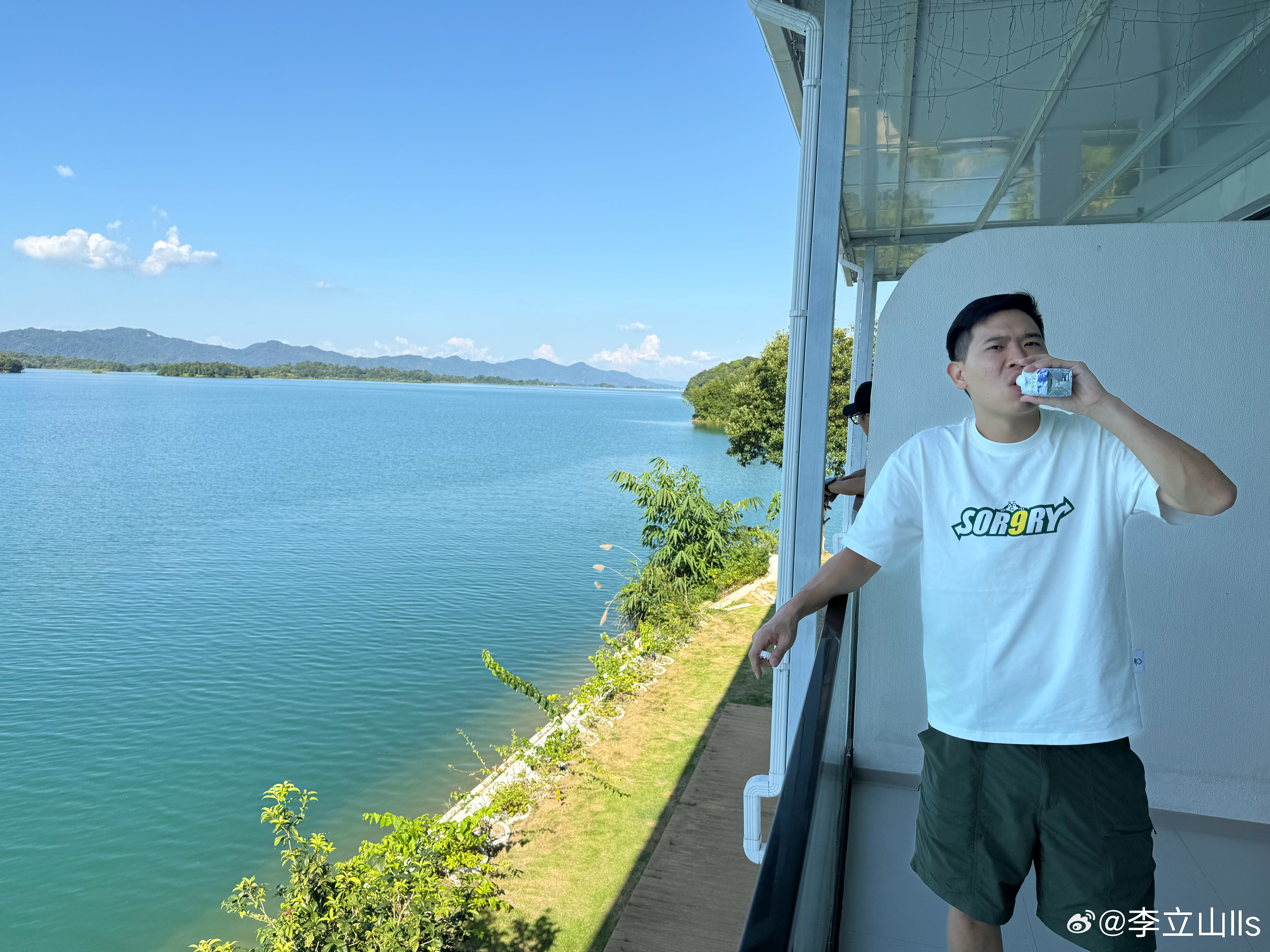 今晚紧张，左边房是老板，右边房是聪哥，不要吵到两位高层。聪哥随时可以跨栏过来，查