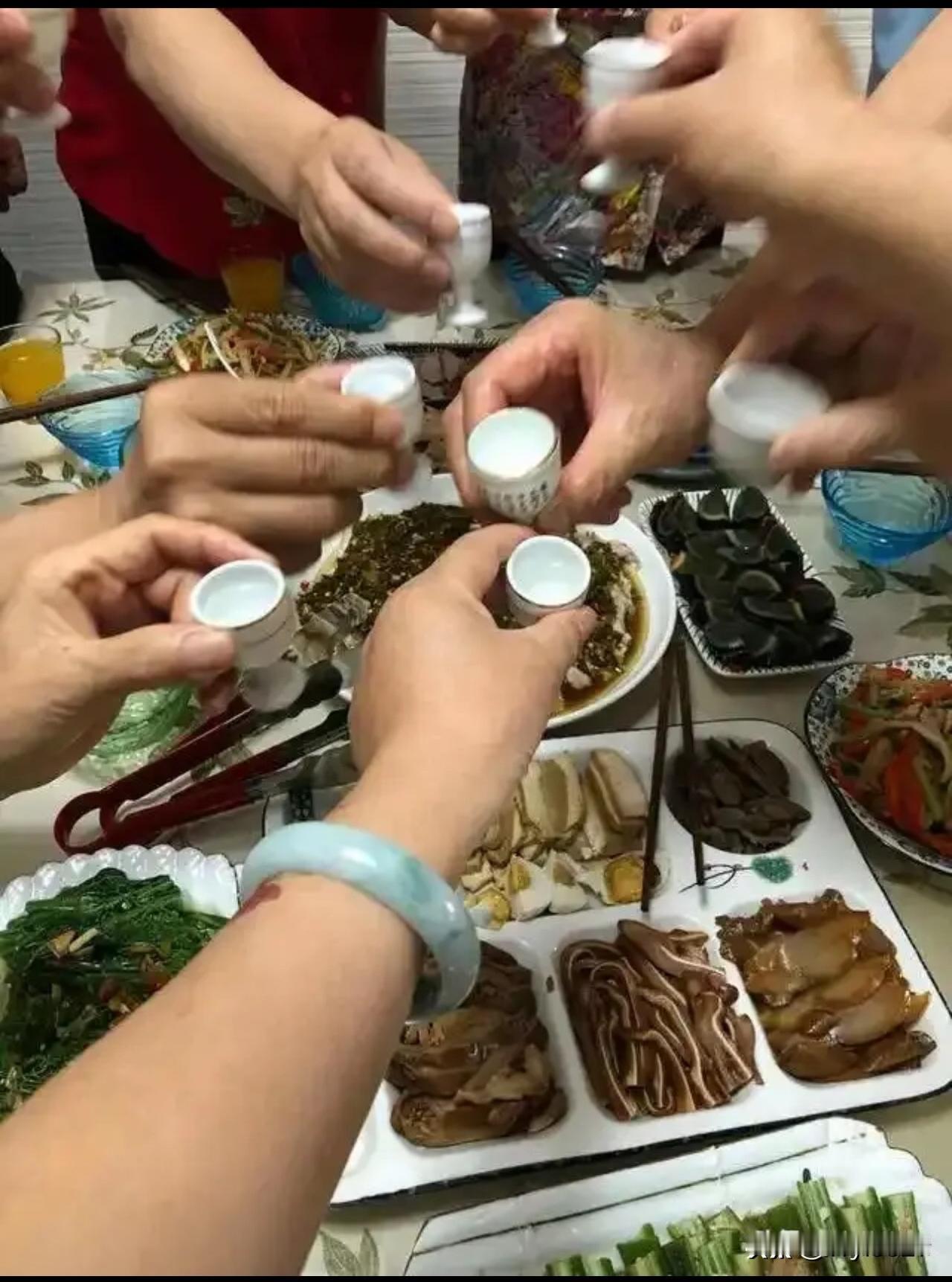 河南驻马店，男子应邀前往朋友家中吃饭，期间不胜酒力醉倒。男子家属得知后，将男子接