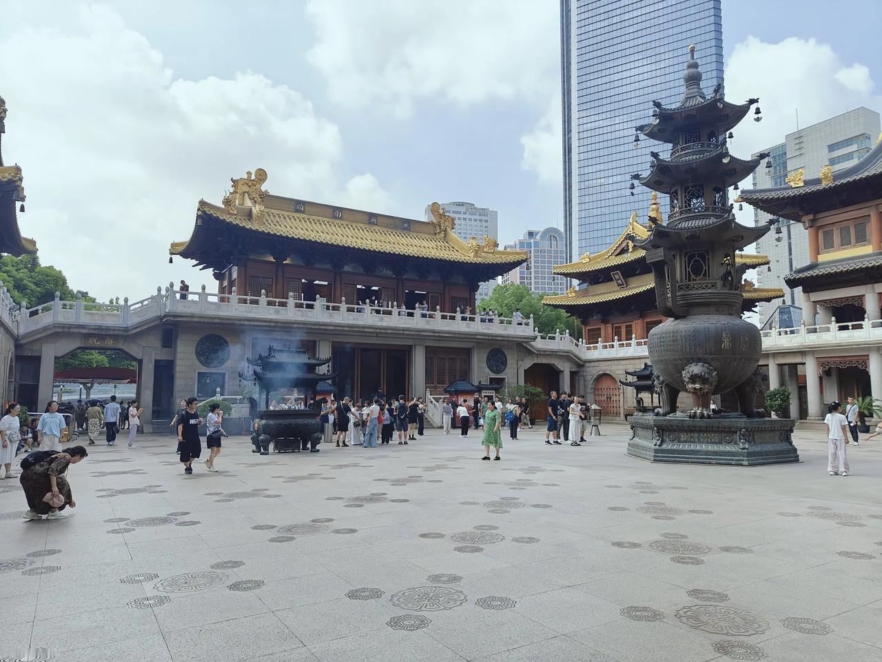 来到上海，怎么能不来一趟静安寺呢？
红墙映古刹
香火绕飞檐