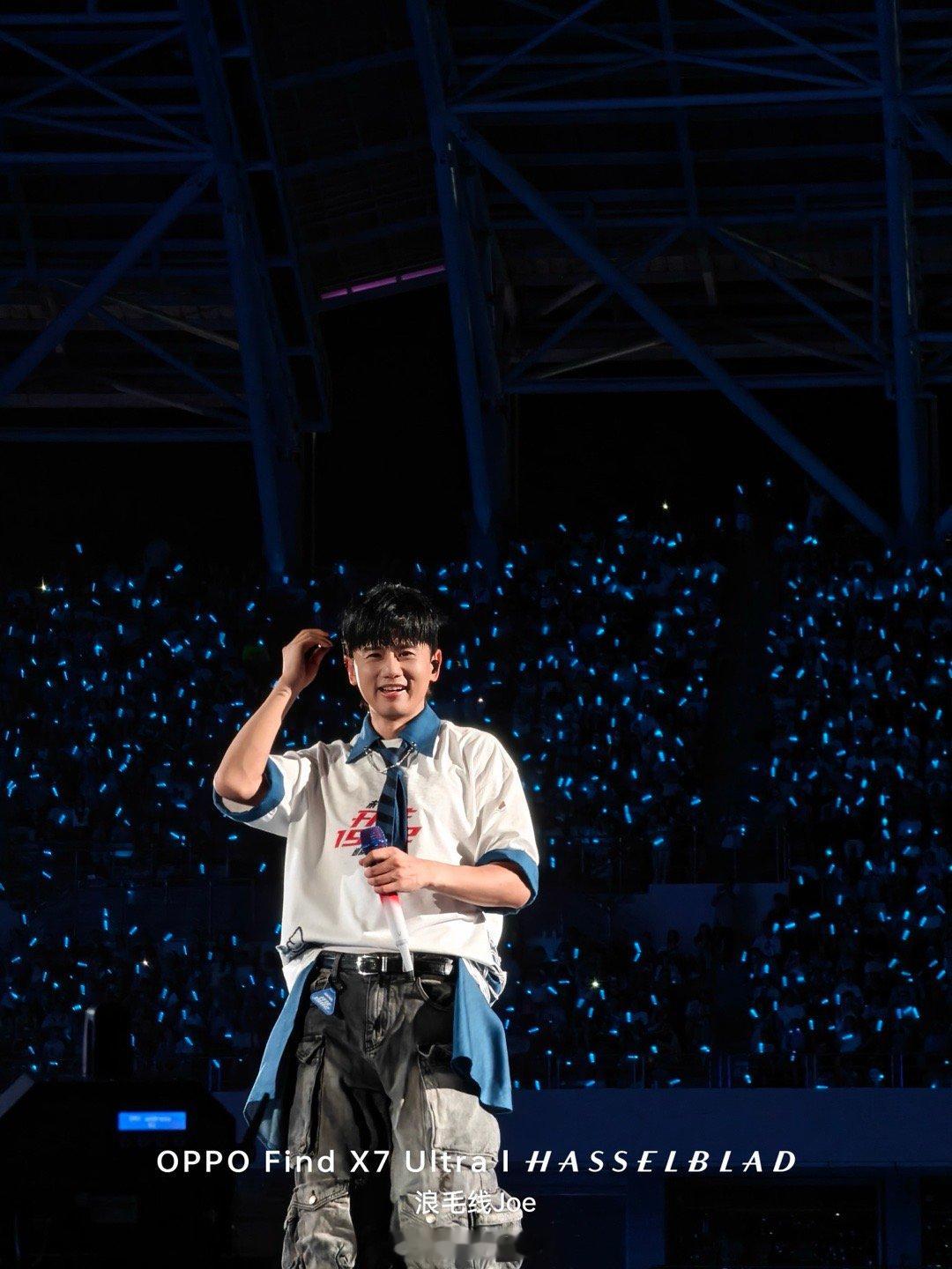 #张杰演唱会穿了歌迷设计的衣服##张杰未live巡回演唱会##oppo超影像# 