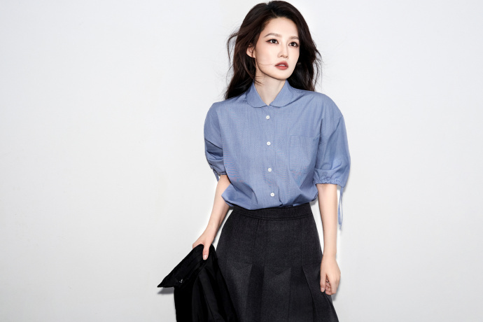 这是穿普拉达的李沁李沁全包眼线职业装look 这是穿普拉达的李沁，李沁全包眼线职