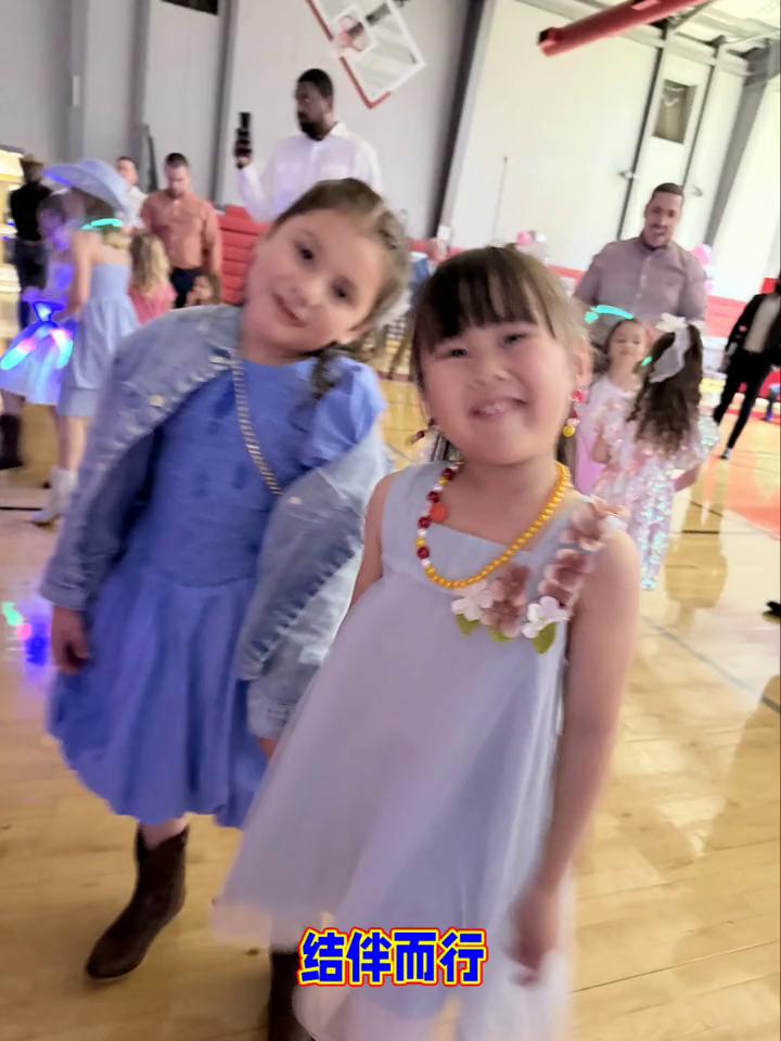 俩个好朋友迎新春，结伴而行。藏舞跳起来，再来一段，乐在其中。欢迎关赞评论。