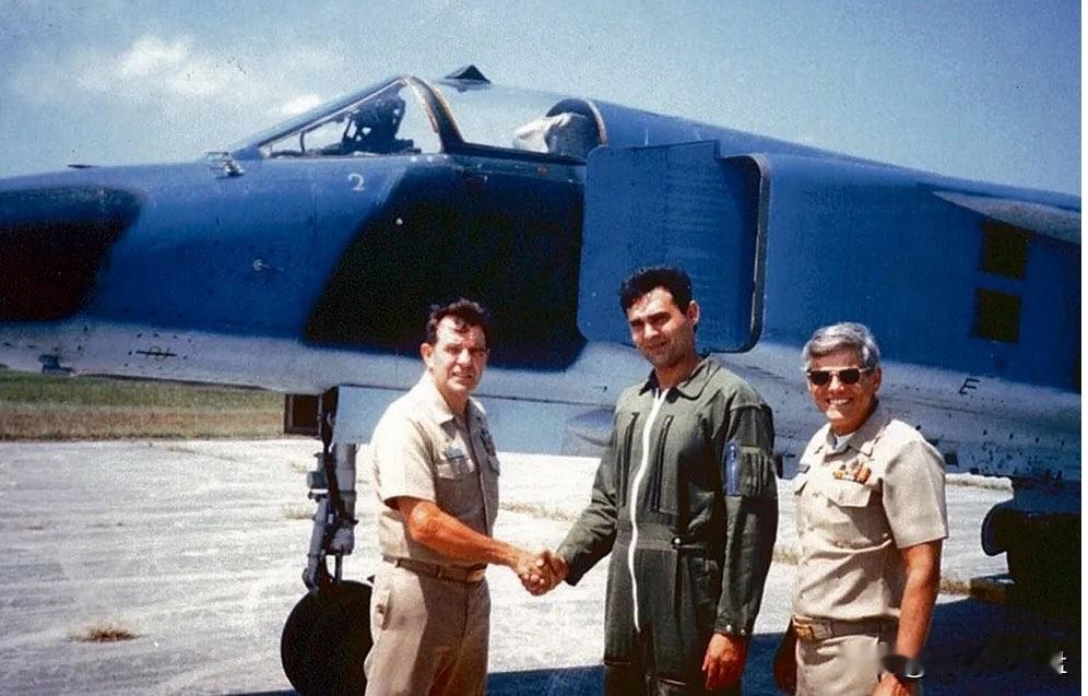 1991年古巴空军王牌飞行员奥雷斯特斯·洛伦佐在美国情报机构的协助下，驾驶米格-