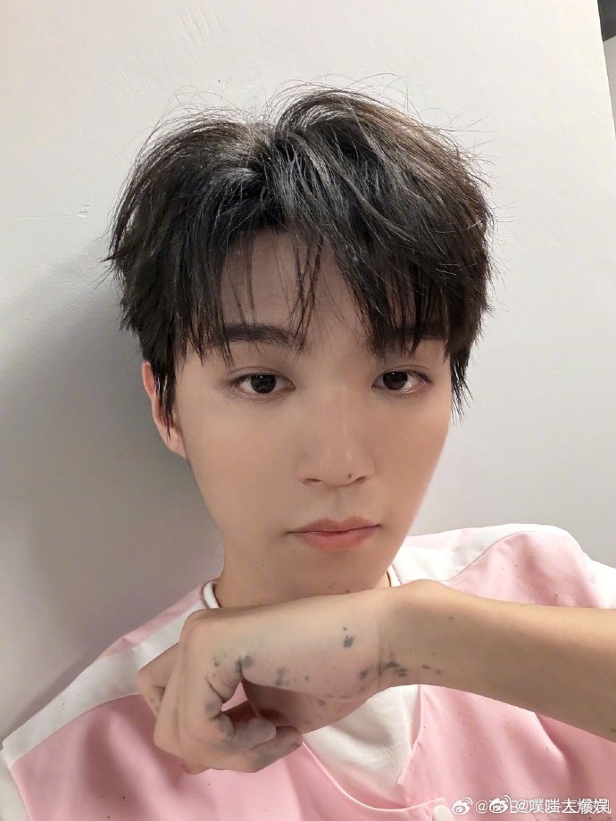 王俊凯丁程鑫台词基本功科班演员业务能力在线！王俊凯丁程鑫台词 PK 看点十足，黄