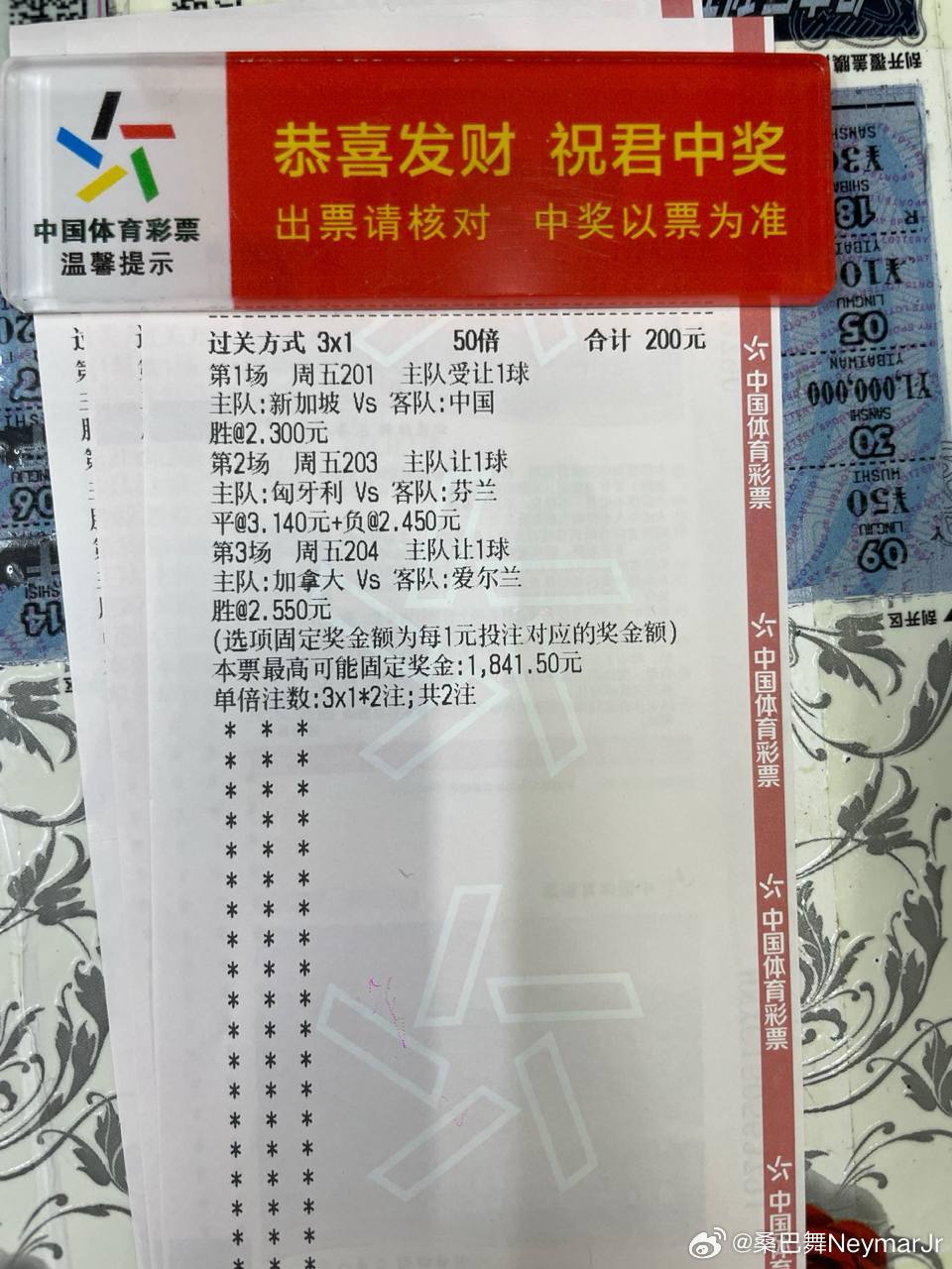 豪门冷完，黑马又起，指数一边倒真稀奇。人造草场湿热重，客场陷阱多，今晚究竟能否良