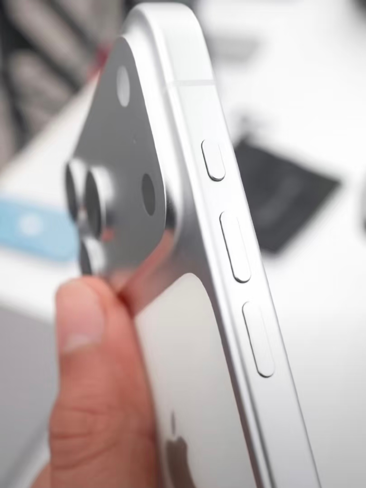 不知道是苹果还是配件厂的超早期营销已经有些博主拿到了iPhone17 Pro的精