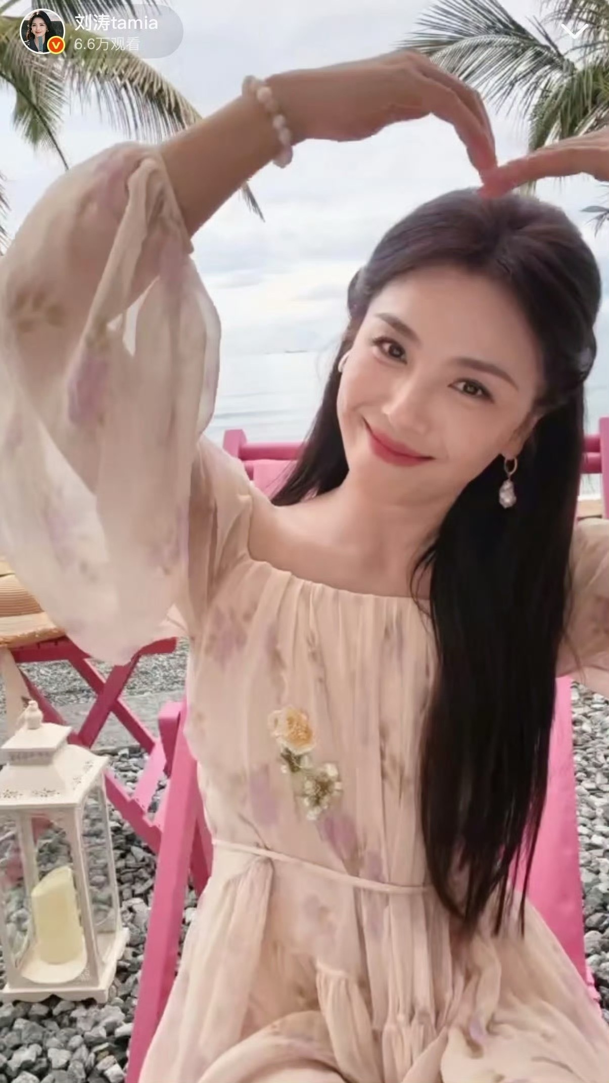 刘涛海边直播我的老天鹅，刘涛这是什么神仙姐姐直播啊，海边白裙氛围感拉满，各种比心