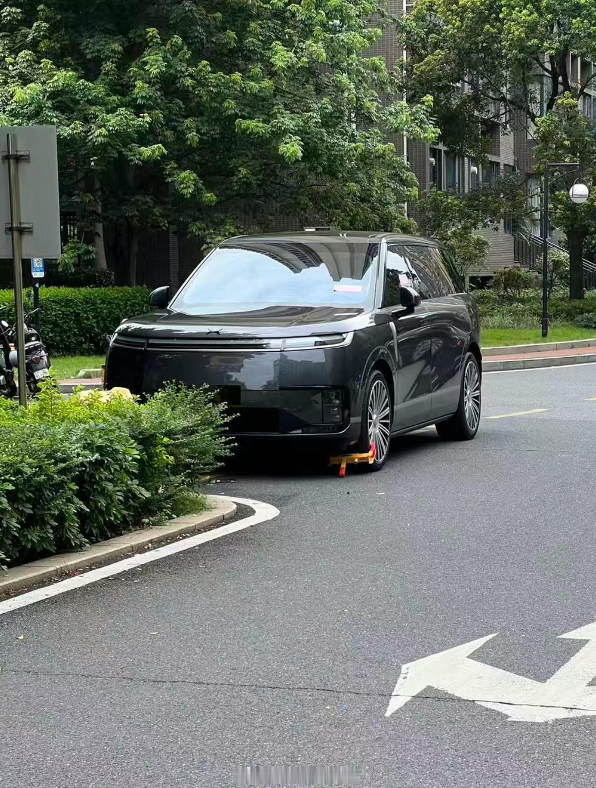 乱停车保安本来远远看着是大揽胜结果走近一看是小鹏锁！ 