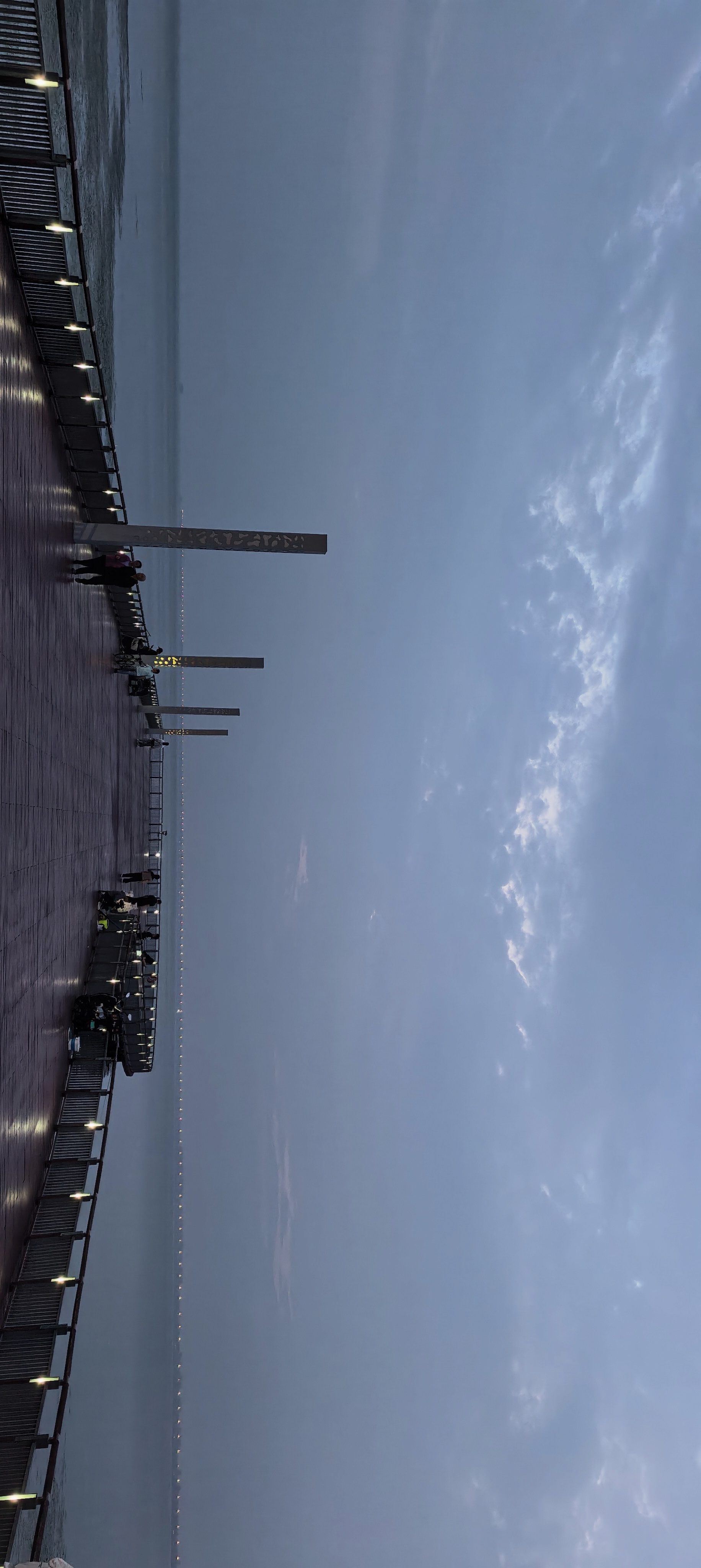 湖边看海。 