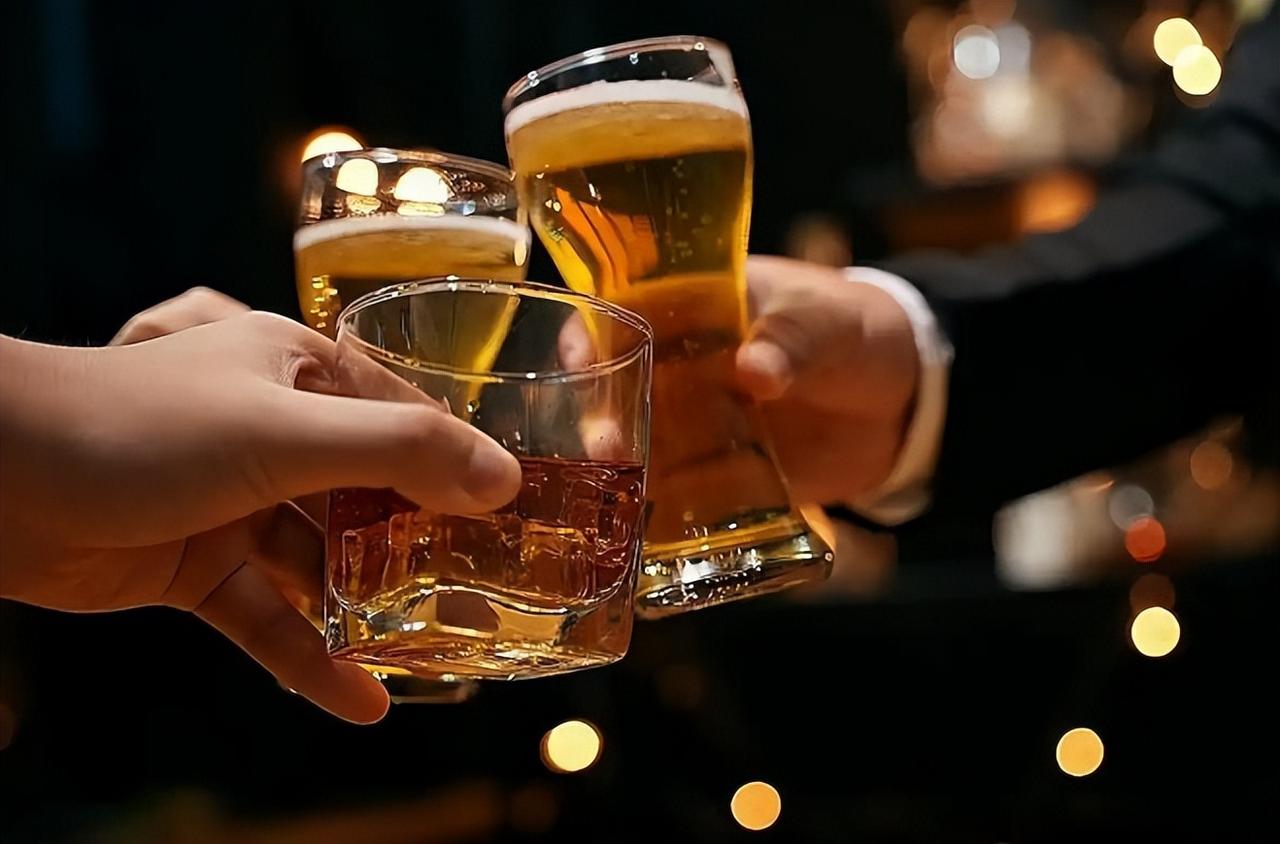 喝酒可能影响寿命！再三提醒：过了55岁，喝酒四不要得牢记

不少人年轻时喝酒仗着