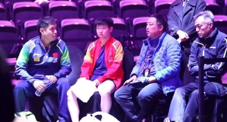 笑不活了，刘国梁赛后复盘一览
主打每个人都要接受领导谈话
莎莎：看起来委屈巴巴，