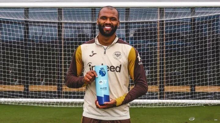 小蜜蜂5770万卖维萨18场3球，3300万新蜂王伊戈尔28场17球足球 ▼02