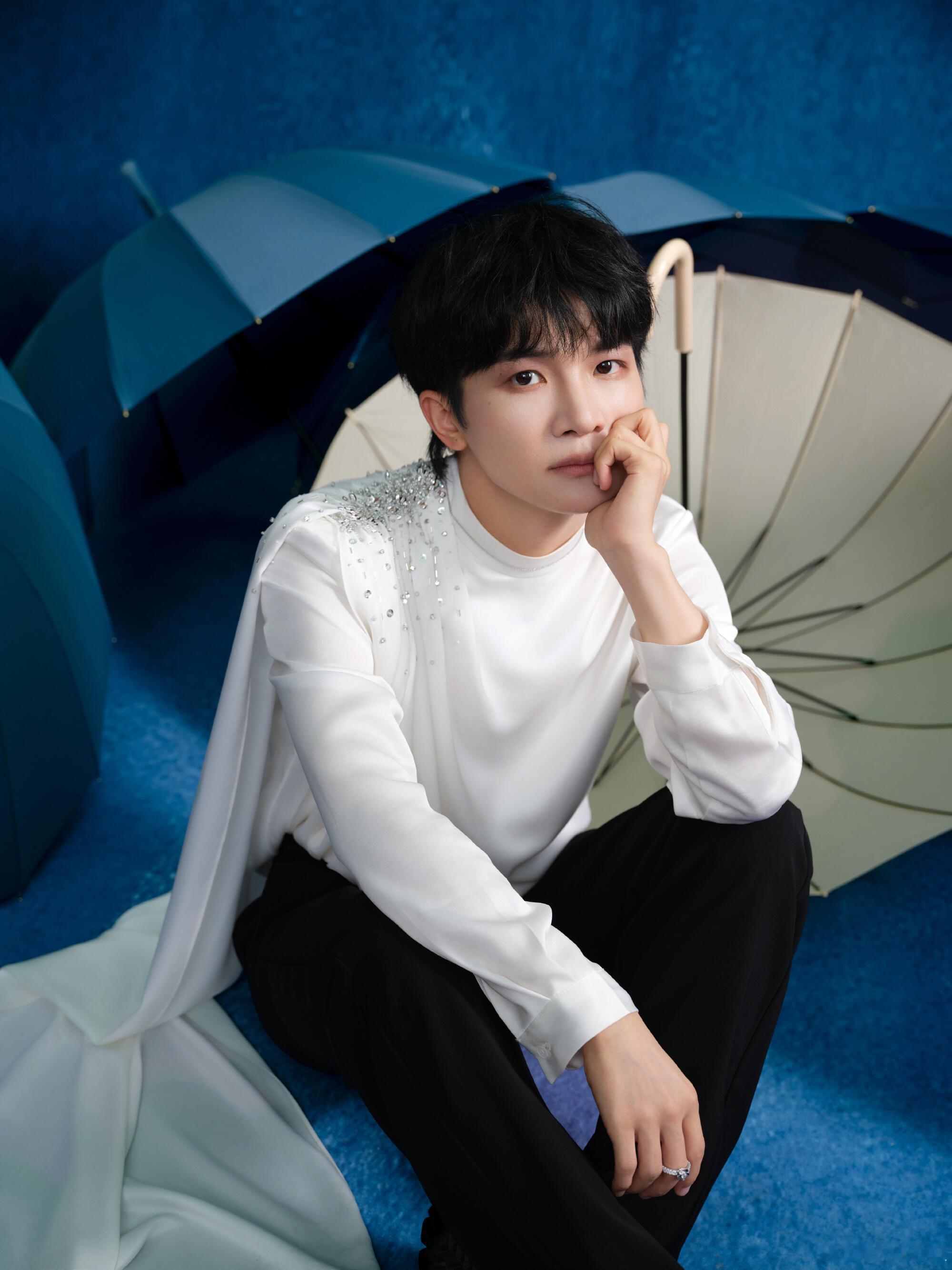 周深代言人定制曲上线周深新歌自己就是自己的光真的很吃周深这种共情力，这首歌不是空