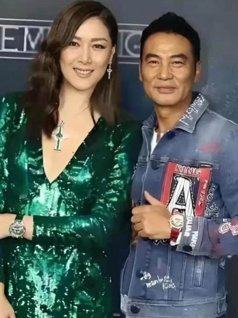 70岁任达华出席活动不慎摔倒，眼睛当场甩飞，场面让人揪心。任太太反应超快，立马闪