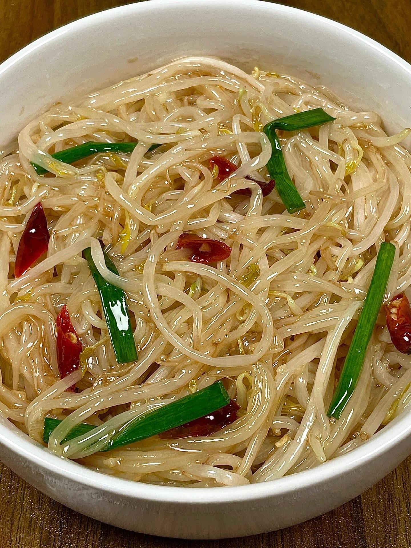 简简单单的炒豆芽，好吃又下饭。酸辣豆芽！贼香的！ 酸酸辣辣，脆脆爽爽！...