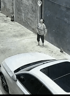 被这位大妈暖到了！
大妈逛街，偶遇孩子遇险，她下意识的举动，硬生生挽回了一场意外