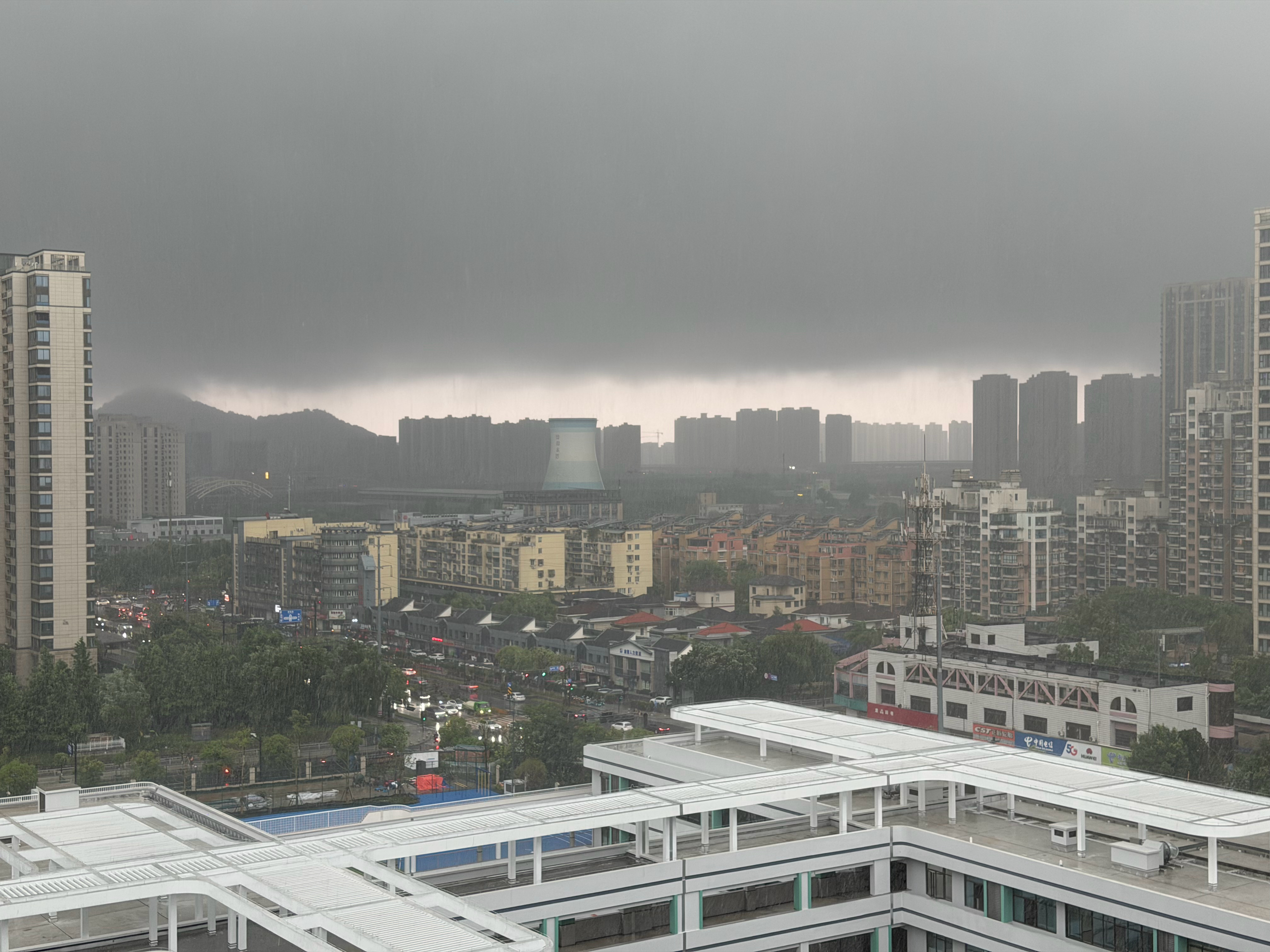 杭州今早的雨有点猛，不到十分钟时间，天都黑了，估计机场也歇逼了 