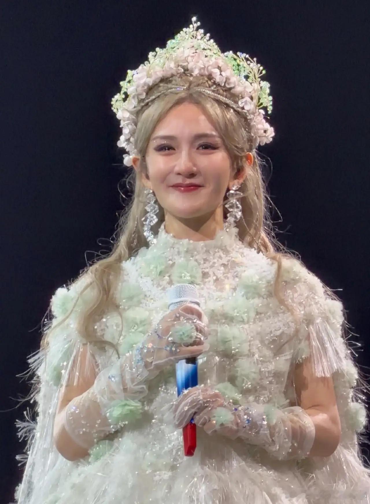 谢娜这回该死心了吧！毕竟，她这件事《人民日报》都已经发声了！《人民日报》中虽然没