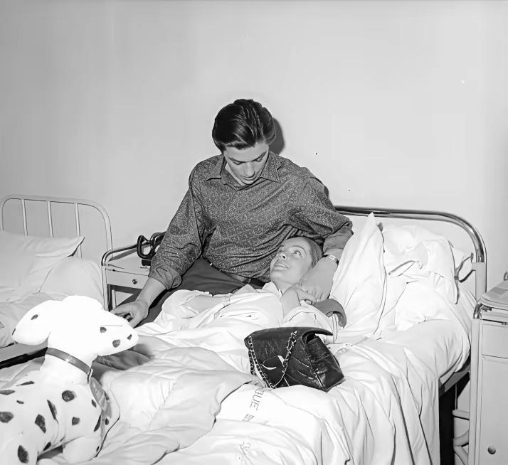 阿兰德龙与爱妻施耐德
然而好景不长
他们最终还是分道扬镳
彼时的阿兰德龙英俊潇洒