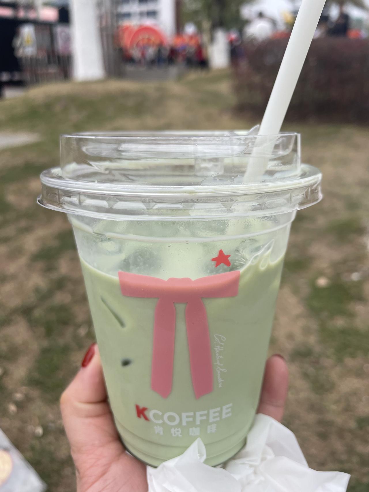 老公说想我，让我请假一周去看他
我心里又甜又纠结。
请假扣工资加全勤，也就七八百