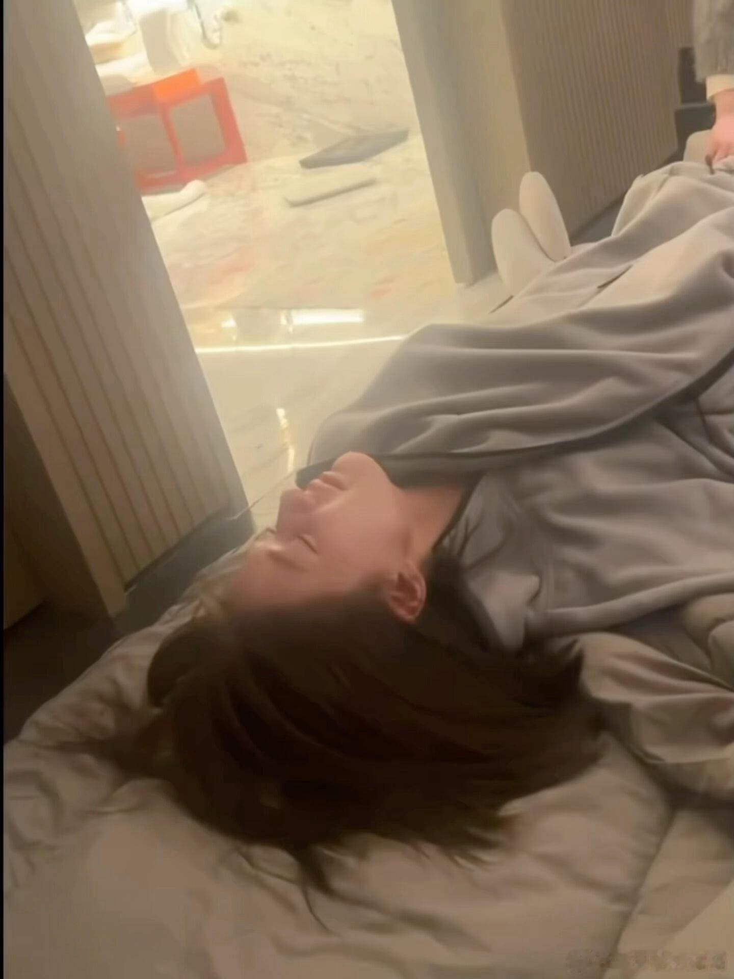 每次看到赵露思生病的时候的照片都会心疼她，没想到银河酷娱竟然这么对她赵露思 我不