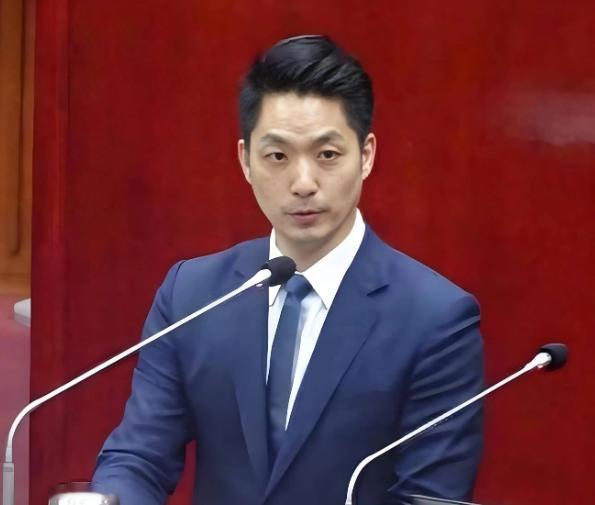 台北市市长、蒋介石的曾孙蒋万安直接把话撂下了！他当着媒体的面斩钉截铁地表示，自己