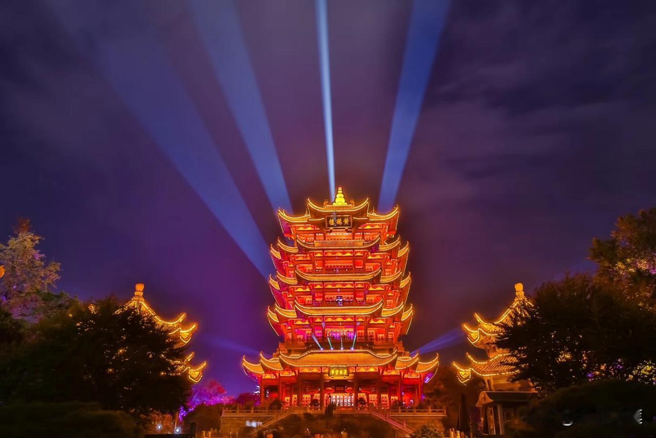 有朋友说黄鹤楼傍晚和夜景好看，我前天是和儿子他们去的黄鹤楼，儿子就是想看看十几年