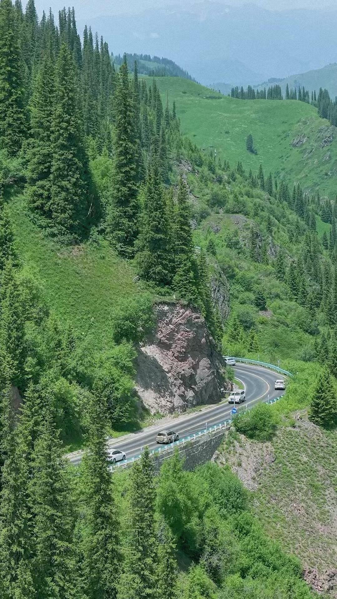 独库公路那拉提至巴音布鲁克段有多美？这一路的风景真的绝了！沿着蜿蜒的公路往前开，